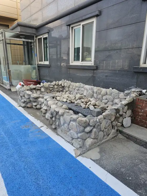 건물 앞 돌쌓기 인공연못 재시공 시공 후 모습